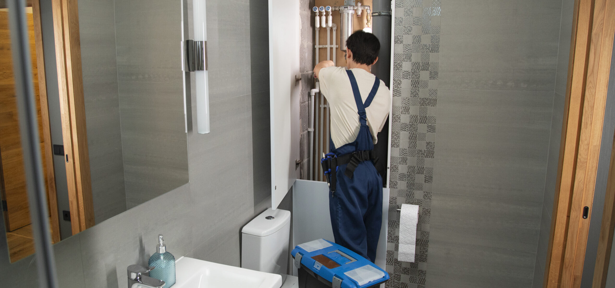 Infographic comparing local and national plumbing services by Jack The Plumber, focusing on service availability and pricing.